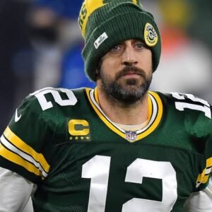 Aaron Rodgers: Does speak spanish| why is hair long| vs 49ers