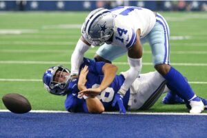 Daniel jones: Injury| Concussion| Hit| Helmet to helmet