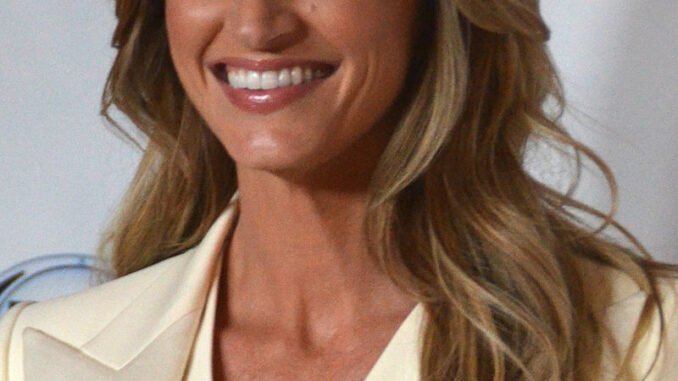 800px-Erin_Andrews_-_November_2014_(cropped)