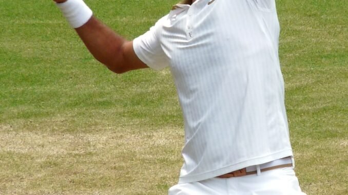 Roger_Federer_(26_June_2009,_Wimbledon)_2_new