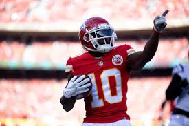 Tyreek Hill: Domestic violence| Hometown| Is on the dolphins