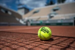 Roland Garros: Seeding| Does have a roof| Is on uk tv