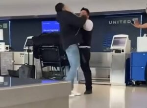 United Airlines Employee: Fight full video| fights customer| News