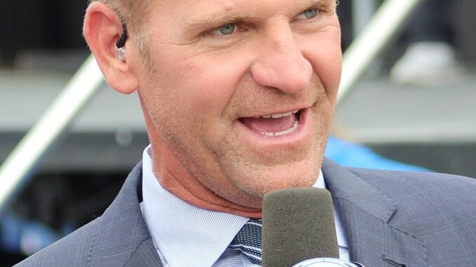 Clint_bowyer_(52045960988)_(cropped)