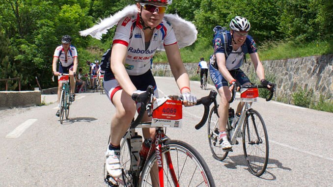 800px-Alpe_d'HuZes_2012_Participants