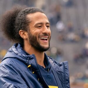 Colin Kaepernick: Did sign| Signed| Who does play for| Signs