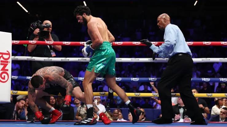 Hamzah Sheeraz Knocks Out Edgar Berlanga in Brutal Finish