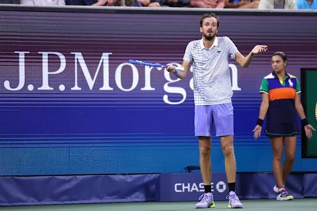 Medvedev: Photographer| VS Bonzi Score| Game| Country| Racket