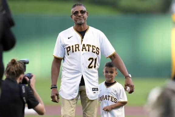 Roberto Clemente: What is award| Born| Is today day| Jersey number