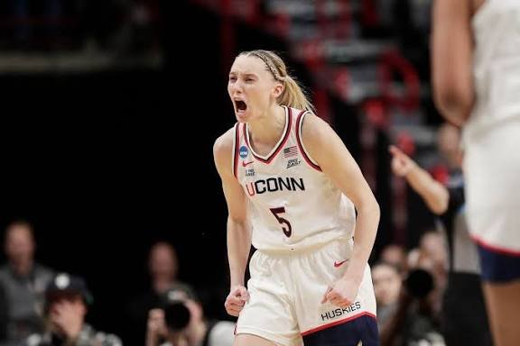 Paige Bueckers: Is single| Who does play for| 40 point game