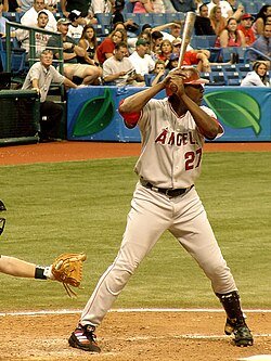 Vladimir_Guerrero_at_bat,_August_28,_2005_(2)