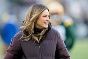 Erin Andrews: Coat| Coat today| Fur coat| Jacket today| Fur jacket