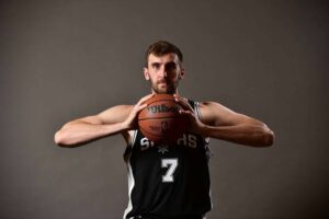 Luke Kornet: Spurs| Stats| College| Contract| Height| Age| Wife