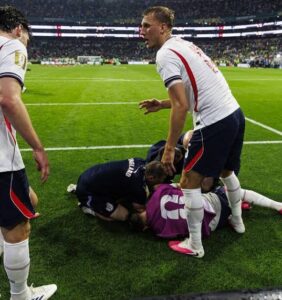 Jordan Henderson: England| World cup| Injury| Soccer| Yellow card