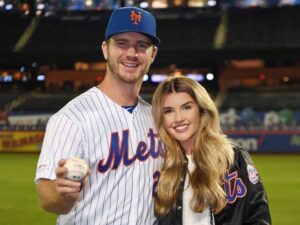 Pete Alonso: What team is on| Homerun| Height| How old is| Wife