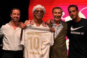 Ronaldinho: Is out of retirement| Is coming out of retirement| Serie c